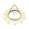 Espelho de parede suspenso em forma de sol dourado